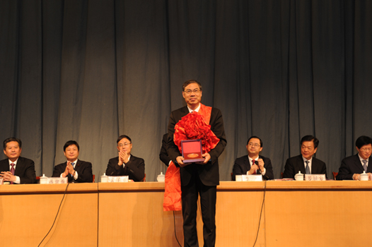 新和成在縣經(jīng)濟工作會(huì )議上獲多項榮譽(yù).JPG